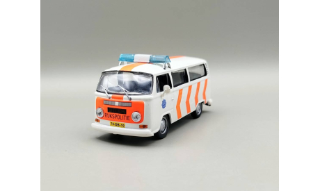 Volkswagen Transporter T2 полиция Нидерландов (белый/оранжевый) DeAgostini М.0611, масштабная модель, scale43