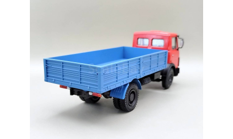 МАЗ-5337 бортовой 1987-1994 (красный/синий) Наш Автопром  М.0662, масштабная модель, scale43