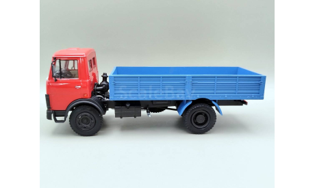 МАЗ-5337 бортовой 1987-1994 (красный/синий) Наш Автопром  М.0662, масштабная модель, scale43