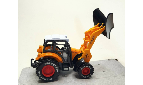 Трактор JCB с V-образным отвалом (жёлтый/белый) Игрушка М.0710, масштабная модель трактора, scale50