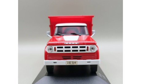 Dodge D 950 6х4 1974 самосвал (красный/белый) Додж White Box М.0743, масштабная модель, WhiteBox, scale43