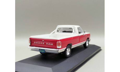 Dodge RAM 1987 пикап (белый/красный) Додж White Box М.0744, масштабная модель, WhiteBox, scale43