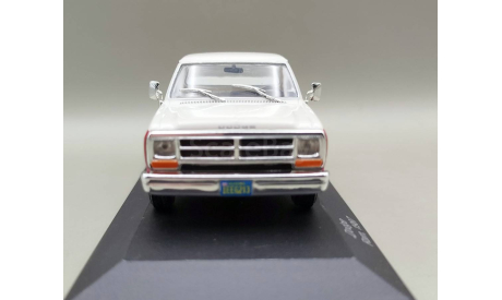 Dodge RAM 1987 пикап (белый/красный) Додж White Box М.0744, масштабная модель, WhiteBox, scale43