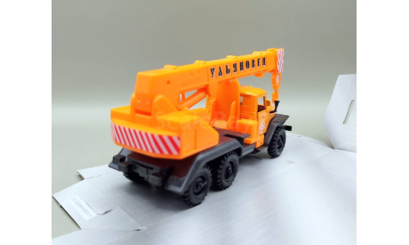 УРАЛ автокран (оранжевый) Игрушка Технопарк М.1061, масштабная модель, scale50