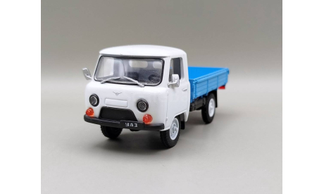 УАЗ-452Д бортовой  (белый/голубой) DeAgostini М.1422, масштабная модель, scale43
