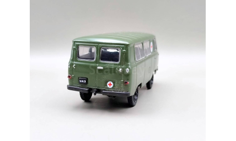 УАЗ-450А санитарный  (тёмно-зелёный) DeAgostini М.1423, масштабная модель, scale43
