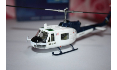Bell AB-204B Air America Operation Frequent Wind, 1975,Hobby Master, масштабные модели авиации, scale72