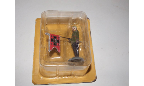 красноармеец с трофейным немецким знаменем Парад Победы 1945, фигурка, scale0