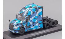 FREIGHTLINER Cascadia Tractor Truck 3-assi (2018), Blue Camouflage, масштабная модель, Hachette, 1:43, 1/43