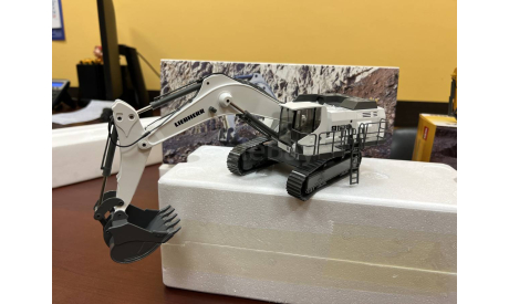 Масштабная модель гусеничного экскаватора Liebherr R9100, масштабная модель трактора, Conrad, scale50
