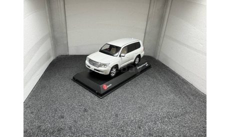 Toyota Land Cruiser 200 white 2009, редкая масштабная модель, J-Collection, scale43