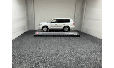 Toyota Land Cruiser 200 white 2009, редкая масштабная модель, J-Collection, scale43