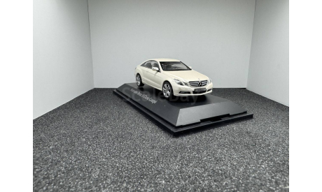 Mercedes-Benz E-klasse coupe C207 2009 diamantweiis, редкая масштабная модель, Schuco, scale43