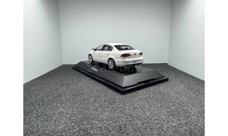Volkswagen Passat Limousine 2011 Typ B7 candy white, редкая масштабная модель, Schuco, scale43