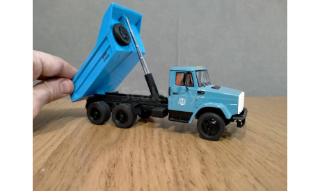 ЗИЛ 4421 Самосвал (AVD / CCM) с дефектом, масштабная модель, scale43