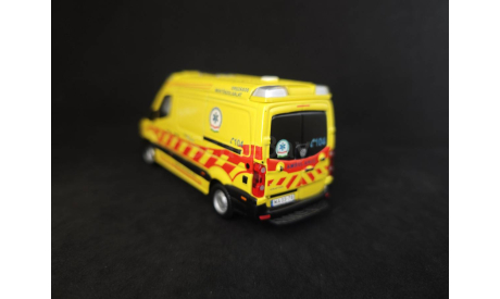 Volkswagen Crafter 2011 Ambulance 1:50, масштабная модель, BBurago, scale50