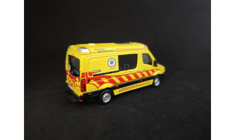 Volkswagen Crafter 2011 Ambulance 1:50, масштабная модель, BBurago, scale50