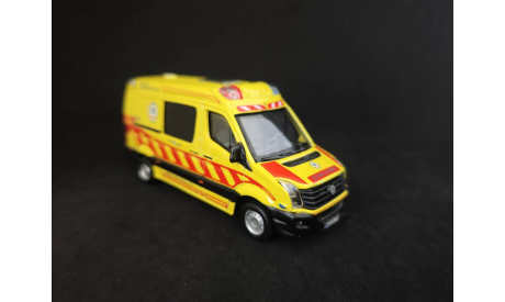 Volkswagen Crafter 2011 Ambulance 1:50, масштабная модель, BBurago, scale50