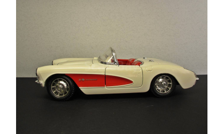 1957 Chevrolet Corvette BBurago 1:24 made in Italy, масштабная модель, 1/24