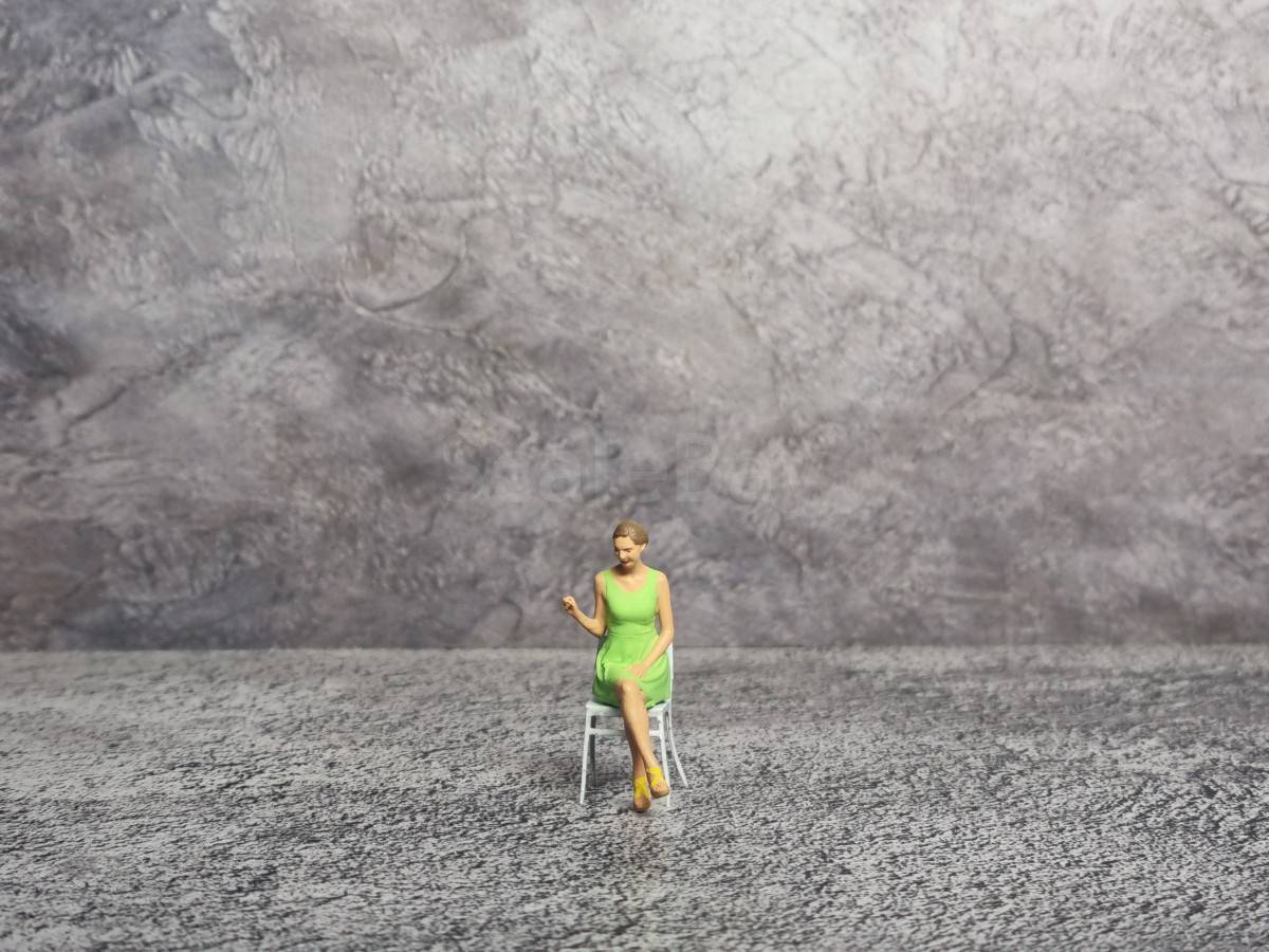 Фигурка ’Девушка сидящая на стуле’ 1/43 | Аукцион масштабных и сборных моделей