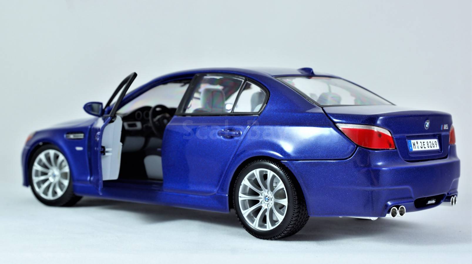 BMW 5-series M5 E60 - 1:18 - все открывается! руль поворачивает колеса ...