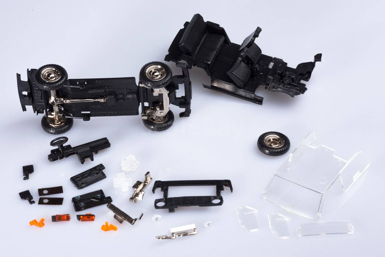 запасные части для масштабных моделей. разбитые игрушки модельки. запчасти для автомобилей. модель ваз 2105 в масштабе 1 36.