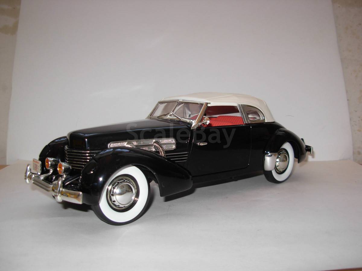 Miniature Voiture Signature 1/18 – 1937 Cord 812 Supercharged Blanche, Diecast Collection