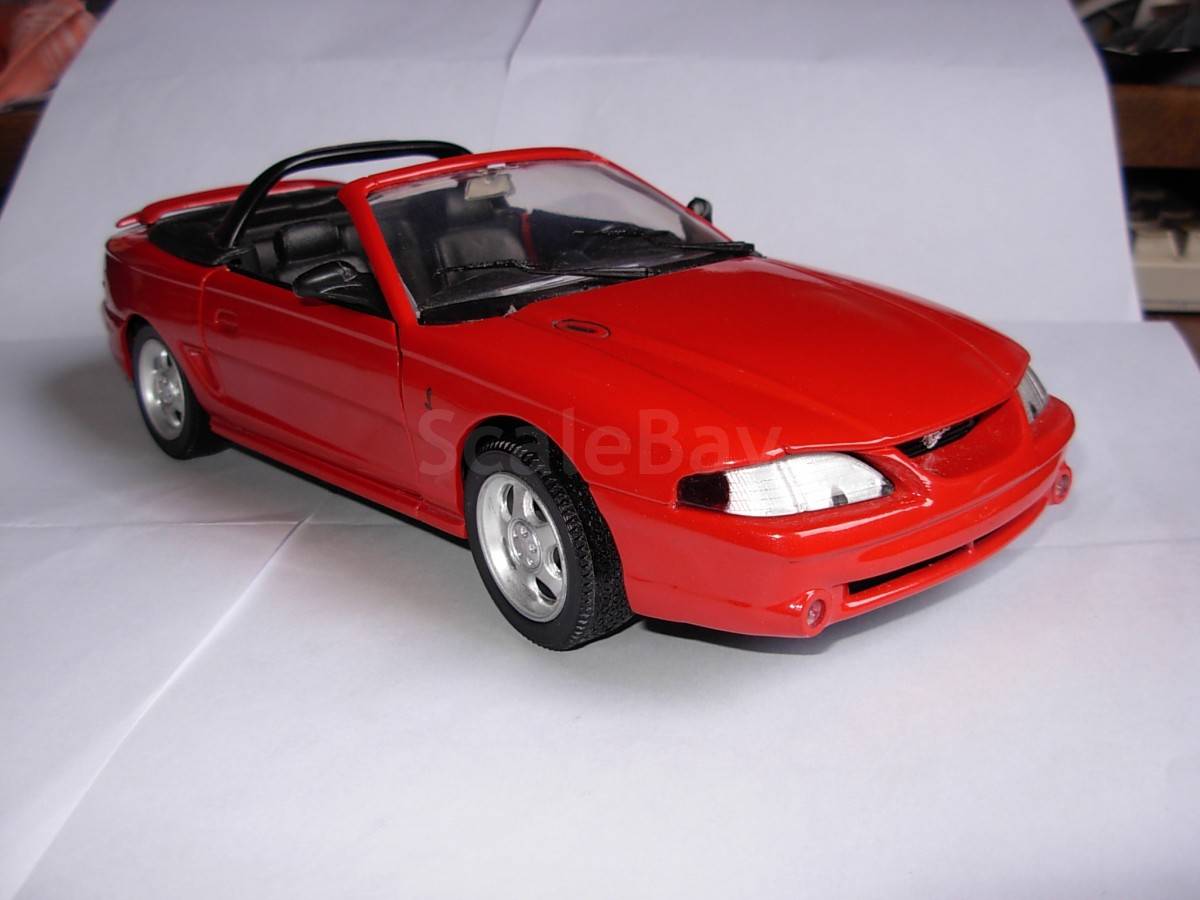 Coffret Ford Mustang Mach III (1994) 1/43 Universal Hobbies Noir Métal