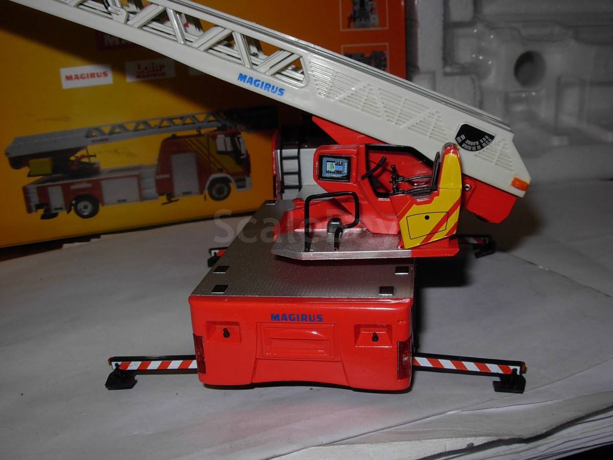 Iveco Magirus DLK 23-12 avec échelle (plateau tournant) : Véhicule Pompier 1/43