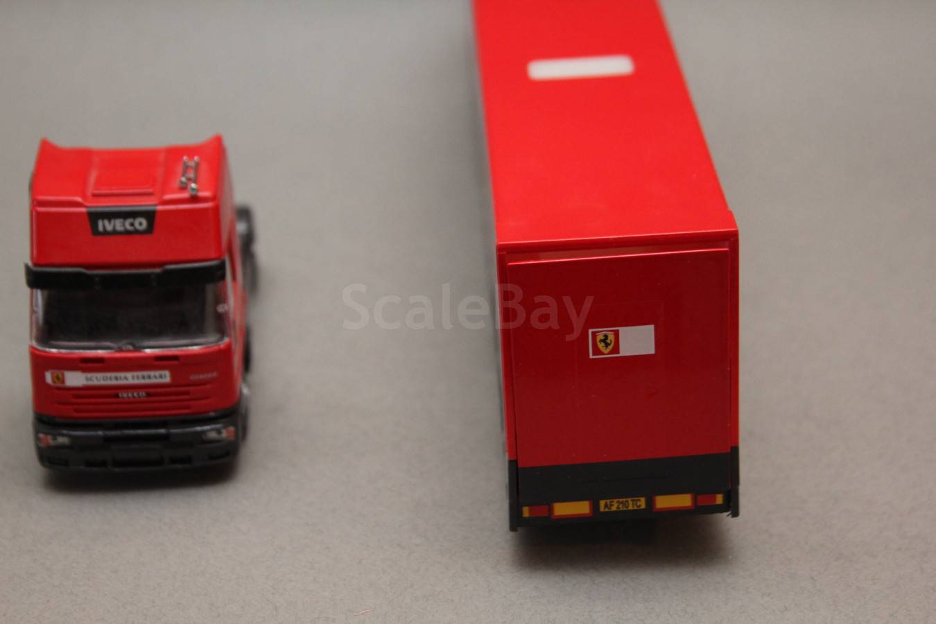 Le Stralis Iveco et sa semi remorque Scuderia Ferrari miniature NewRay