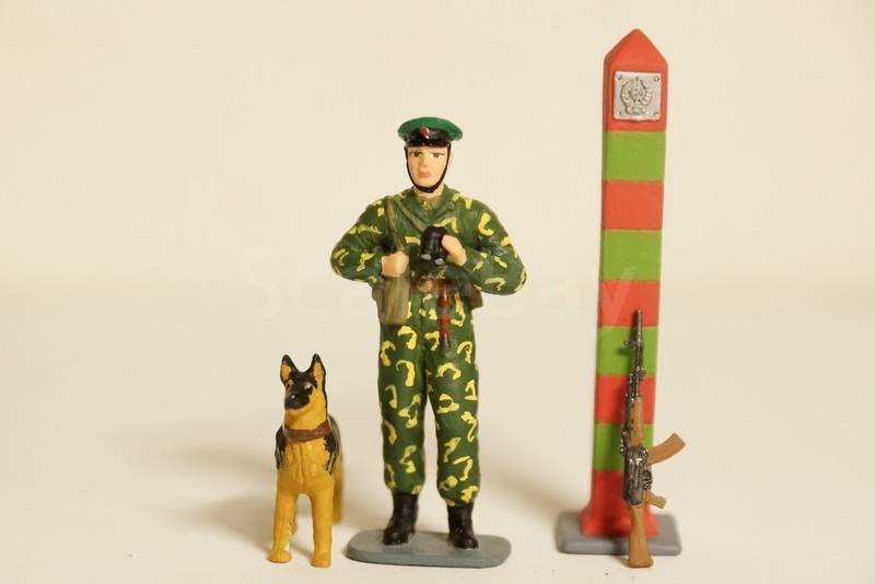 Фигурка пограничник с овчаркой, ружье и пограничный столб Артель ...