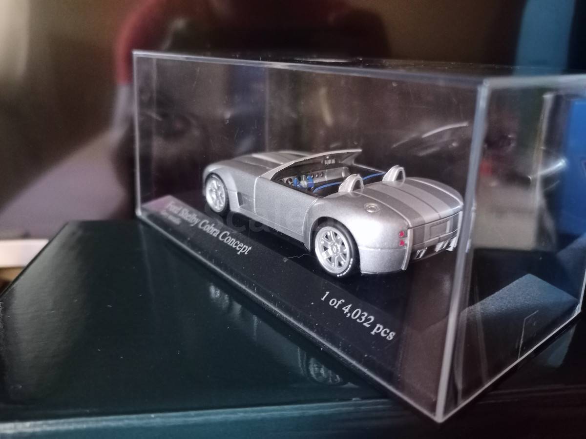 FORD SHELBY COBRA Concept Gris 2004 MINICHAMPS 1:43 de reference