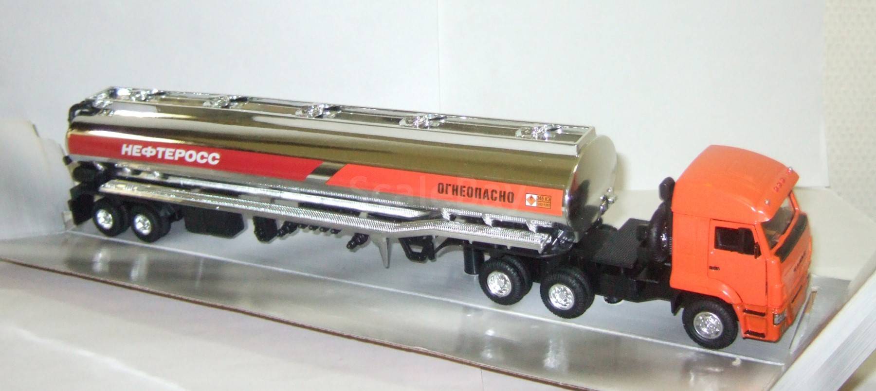 Камаз 65116 (5410) + полуприцеп Цистерна НефтеРосс Технопарк 1:43 ...