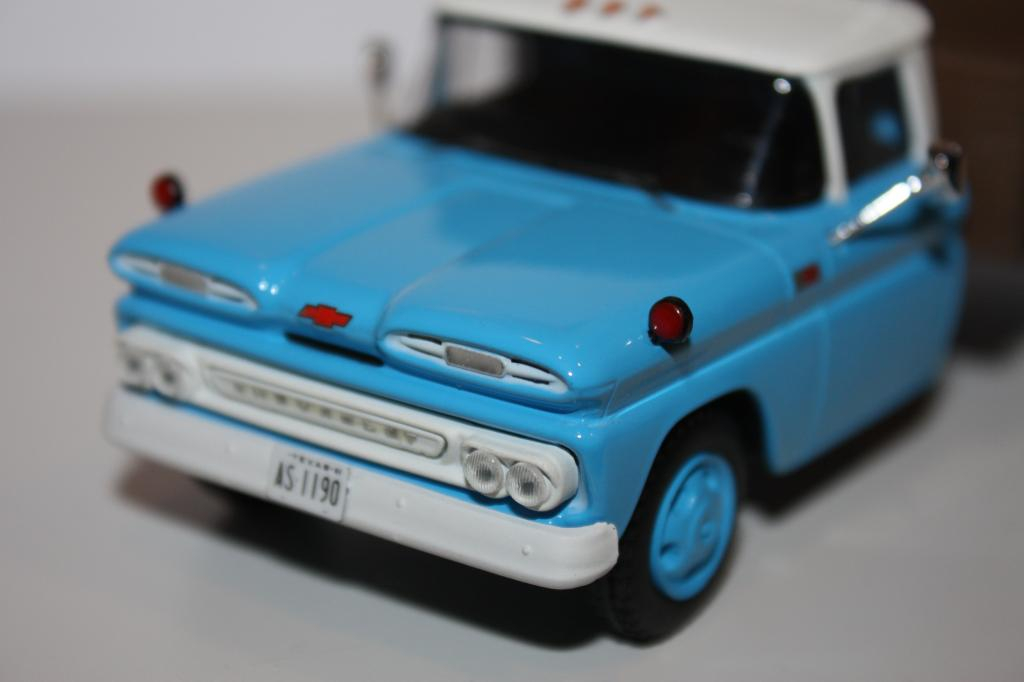WhiteBox 1/43 – Chevrolet C30 Truck 1961 Rouge (occasion, Boîte Incluse)
